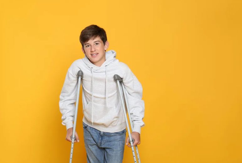 Mijn zus liet haar gehandicapte kind in de steek om een beter leven te hebben, dus voedde ik hem alleen op – Jaren later verscheen ze aan mijn deur.