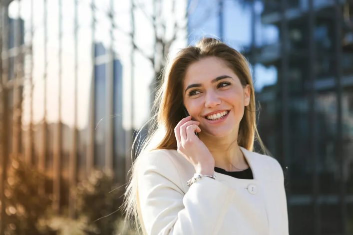 Ik nam het kind van een dakloze vrouw in huis — jaren later ontdekten we de waarheid die hij al die tijd alleen had gedragen