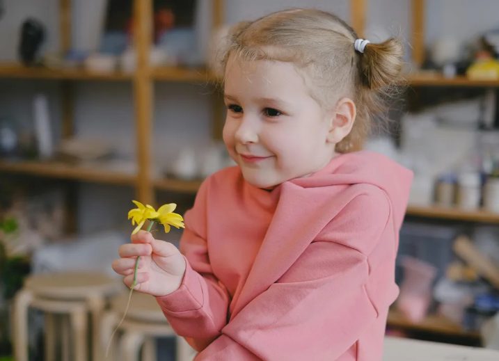 We adopteerden een meisje van 4 jaar – een maand later kwam ze naar me toe en zei: “Mama, vertrouw papa niet”.