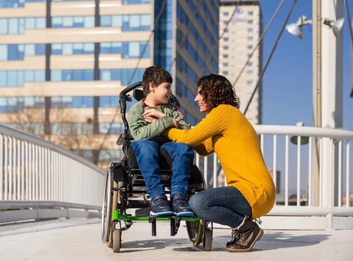 Mijn zus liet haar gehandicapte kind in de steek om een beter leven te hebben, dus voedde ik hem alleen op – Jaren later verscheen ze aan mijn deur.