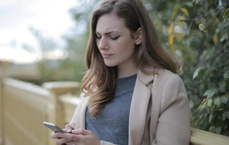 De dag voor haar bruiloft ontdekt Amanda haar verloofde huilend voor haar moeder en hoort een waarheid die haar leven en haar geloof in liefde kan verwoesten