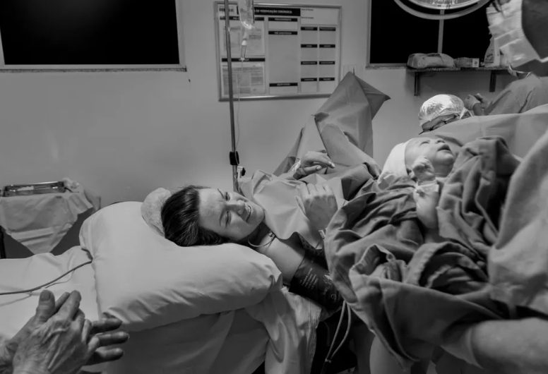 Mijn vrouw en ik wachtten jarenlang op een kind – maar toen ze eindelijk beviel, schreeuwde ze: “Dat is niet mijn baby!”