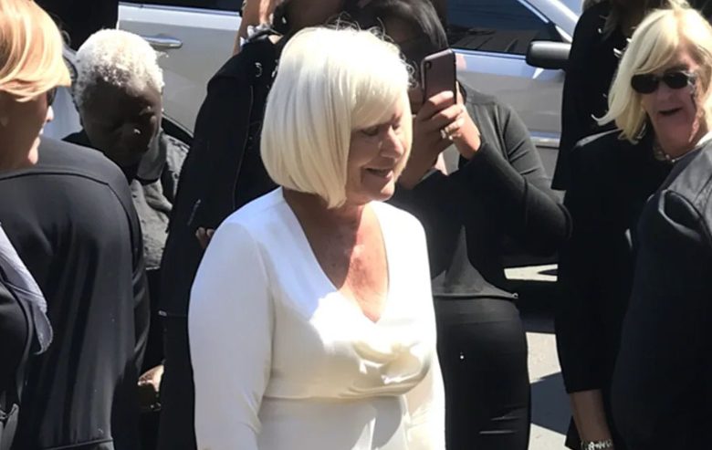 De dag voor haar bruiloft ontdekt Amanda haar verloofde huilend voor haar moeder en hoort een waarheid die haar leven en haar geloof in liefde kan verwoesten