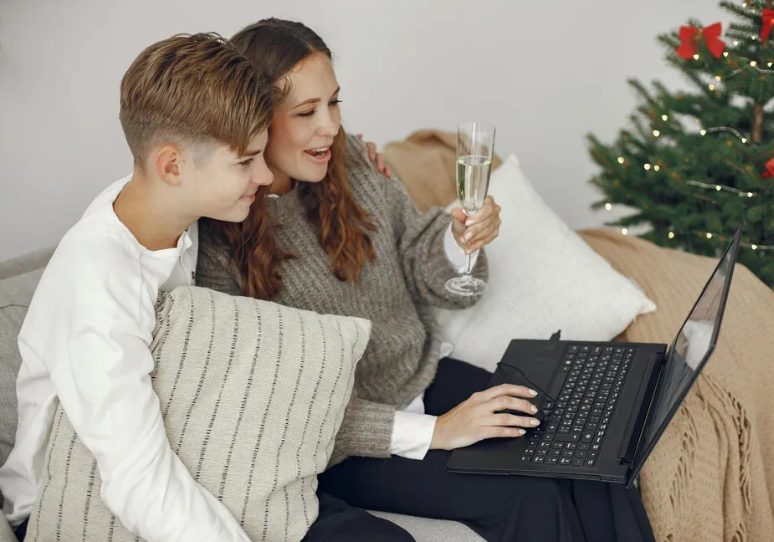 Mijn zus liet haar gehandicapte kind in de steek om een beter leven te hebben, dus voedde ik hem alleen op – Jaren later verscheen ze aan mijn deur.
