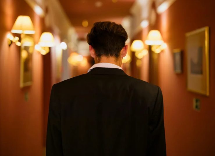 Mijn werkloze man vroeg stiekem geld voor de huur aan mijn gehandicapte zus die bij ons woonde – Grote fout