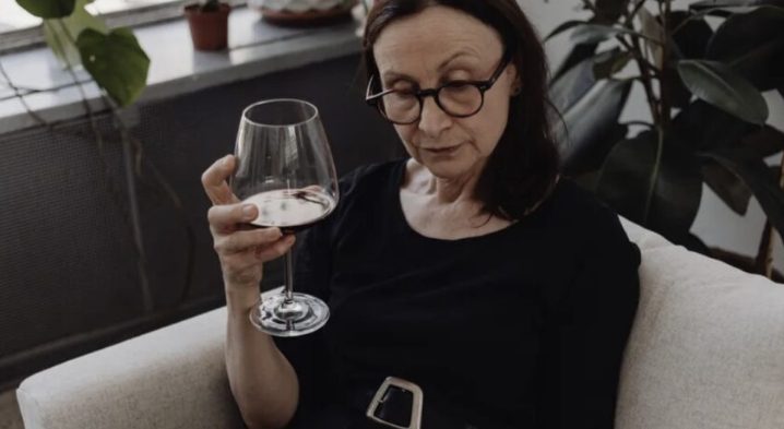De vrouw negeert brieven van een man die ze 53 jaar geleden verliet, bezoekt hem één keer en vindt een verwoest huis.
