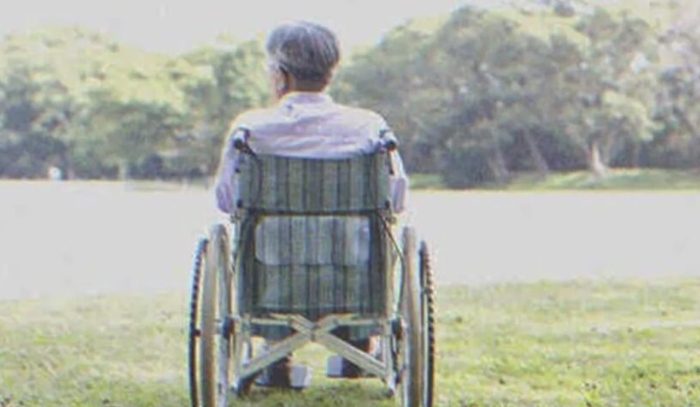 De vrouw negeert brieven van een man die ze 53 jaar geleden verliet, bezoekt hem één keer en vindt een verwoest huis.