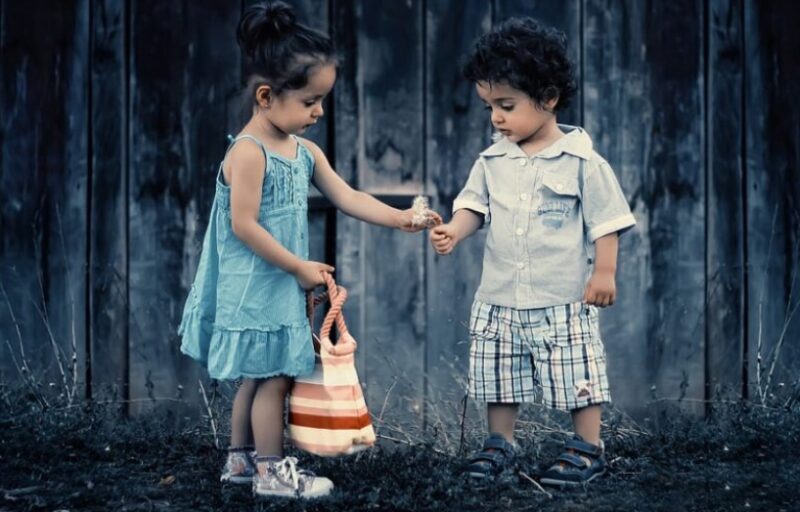 Ik trouwde met een alleenstaande moeder met twee dochters – een week later vroegen de meisjes me om met hen mee naar de kelder te gaan om hun vader te ontmoeten.