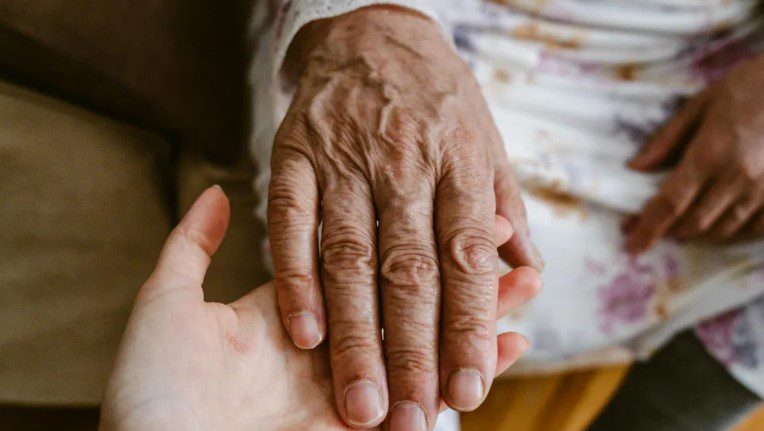 Mijn zus weigerde ook maar één cent te betalen voor de begrafenis van onze moeder – en beweerde vervolgens tijdens haar toespraak voor alle gasten dat zij alles had betaald.