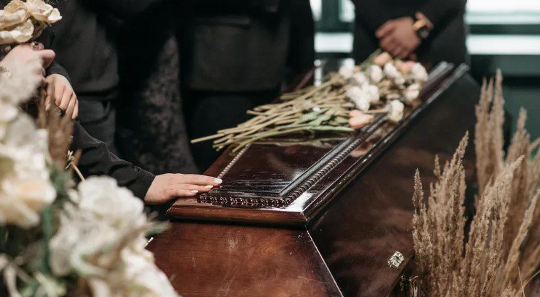 Mijn zus weigerde ook maar één cent te betalen voor de begrafenis van onze moeder – en beweerde vervolgens tijdens haar toespraak voor alle gasten dat zij alles had betaald.