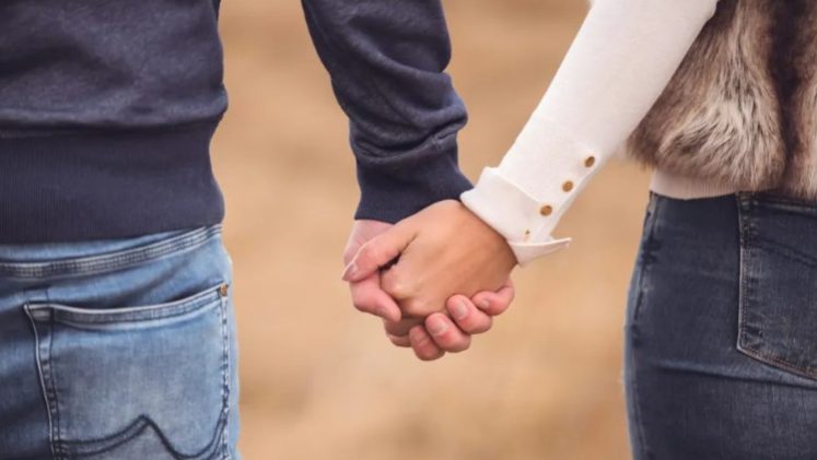 Mijn schoonmoeder zette mijn ouders uit mijn bruiloft met de bewering dat ze “financieel niet hadden bijgedragen” – en dat kreeg ze meteen spijt av.