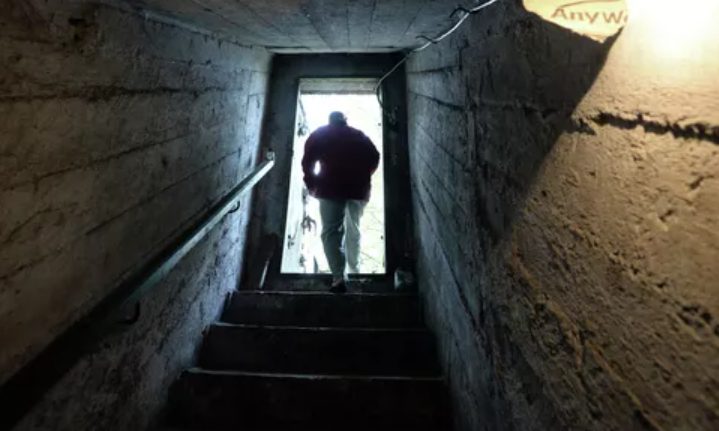 Ik trouwde met een alleenstaande moeder met twee dochters – een week later vroegen de meisjes me om met hen mee naar de kelder te gaan om hun vader te ontmoeten.