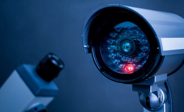 Ik dacht dat een geest mijn meubels verplaatste – maar de waarheid over wie in mijn huis rondsluipte was veel erger