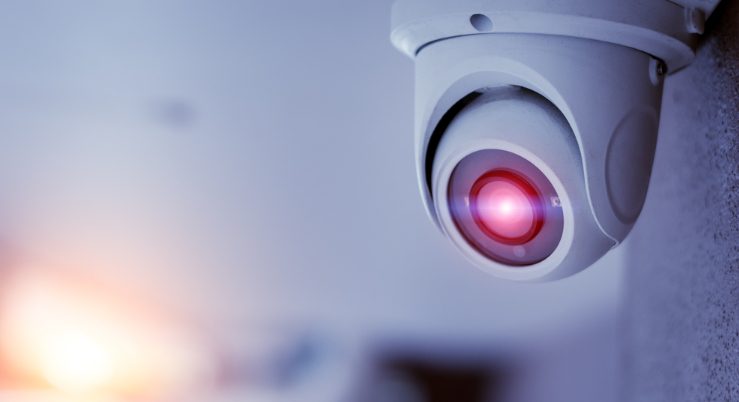 Ik dacht dat een geest mijn meubels verplaatste – maar de waarheid over wie in mijn huis rondsluipte was veel erger