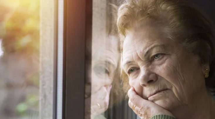 Ik dacht dat een geest mijn meubels verplaatste – maar de waarheid over wie in mijn huis rondsluipte was veel erger