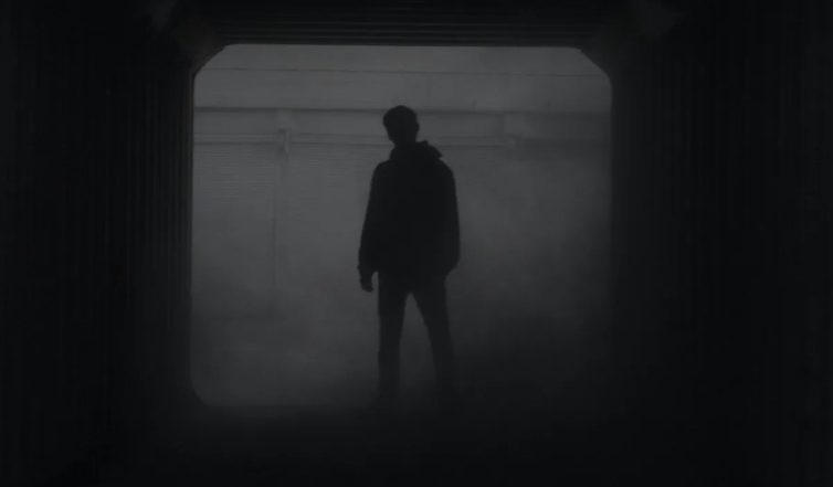 Ik dacht dat een geest mijn meubels verplaatste – maar de waarheid over wie in mijn huis rondsluipte was veel erger
