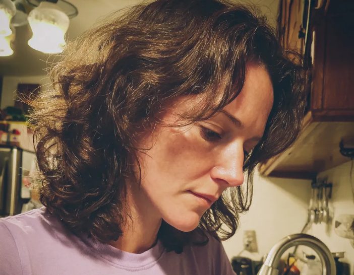 Mijn man maakte me belachelijk tijdens het diner omdat ik niet zo mooi was als zijn collega – Dus gaf ik hem een les.