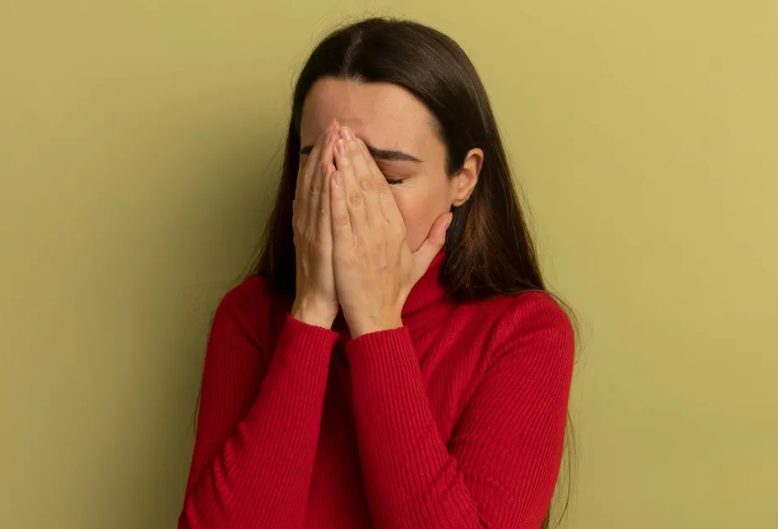 Ik trouwde met de beste vriend van mijn overleden echtgenoot – maar op onze huwelijksnacht zei hij: “Er ligt iets in de kluis dat je moet lezen.”