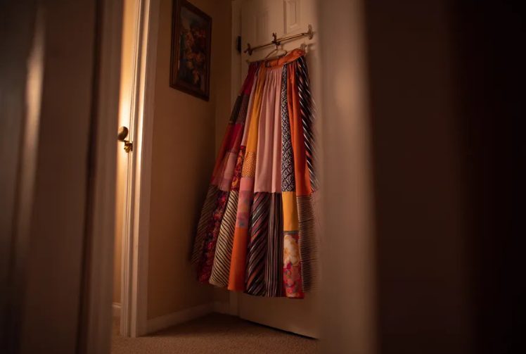Mijn stiefmoeder vernielde de rok die ik maakte van de stropdassen van mijn overleden vader – karma klopte diezelfde avond op onze deur