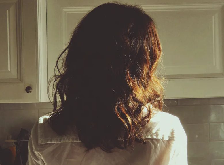 Ik trouwde met de beste vriend van mijn overleden echtgenoot – maar op onze huwelijksnacht zei hij: “Er ligt iets in de kluis dat je moet lezen.”