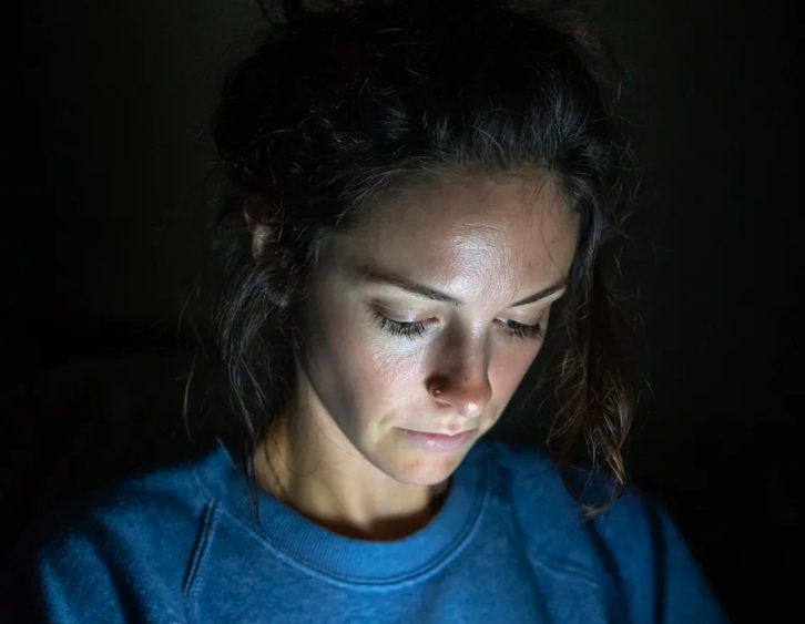 Mijn man bedroog me met mijn beste vriendin, daarna nodigden ze me uit voor hun bruiloft – dus bereidde ik een cadeau voor dat ze nooit zullen vergeten.