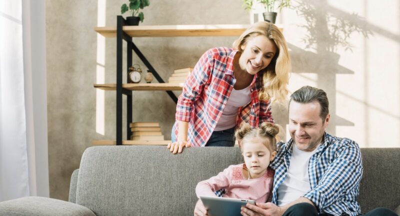 Mijn ouders weigerden naar mijn bruiloft te komen omdat mijn verloofde arm was – tien jaar na onze ontmoeting vroegen ze me om het contact te herstellen.