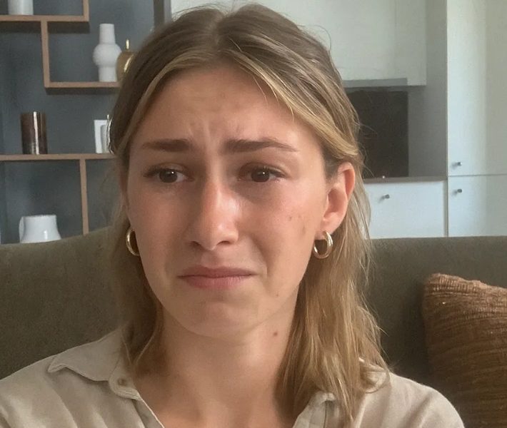 Twee jaar nadat mijn zoon was gestorven, werd er op de deur geklopt — en een stem fluisterde: “Mama… ik ben het.”