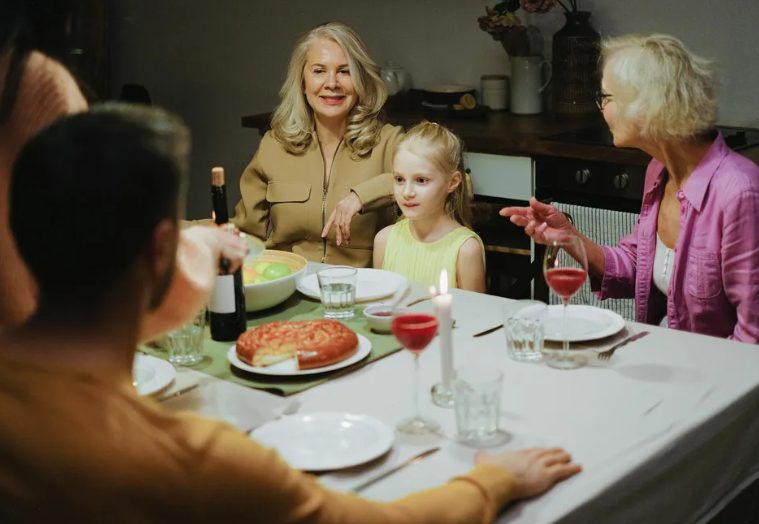 De vrouw die in het huis naast mij woont eiste het testament van mijn grootmoeder te zien — toen ik nee zei, weigerde ze mijn veranda te verlaten.