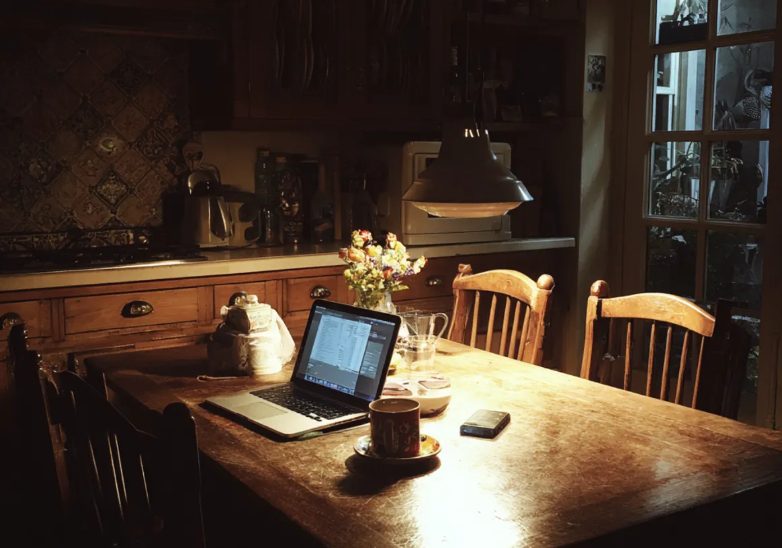 Mijn vader zette mij en mijn moeder het huis uit om bij zijn minnares te gaan wonen – 20 jaar later wilde hij mijn erfenis in handen krijgen.