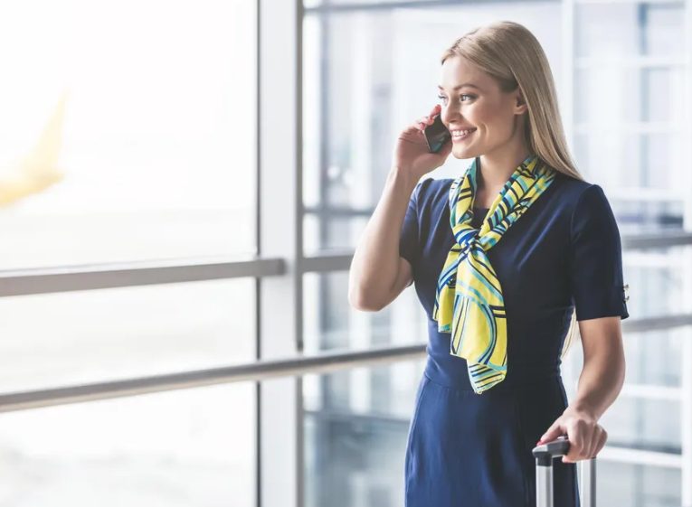 Een stewardess controleert de businessclasscabine en vindt een achtergelaten baby op een stoel met een briefje.