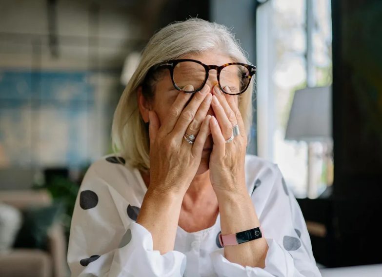 Mijn vrouw dwong mijn zwangere dochter om op een luchtmatras te slapen – Ik had geen idee dat ik het zou ontdekken.