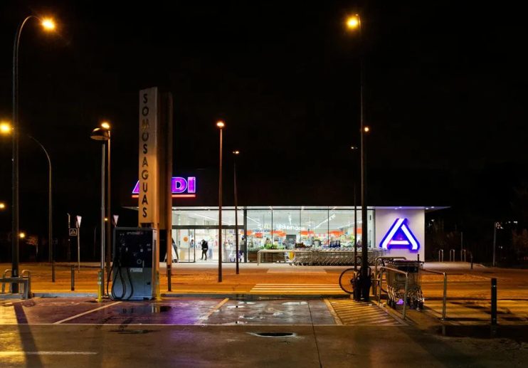 Ik gaf eten aan een hongerige veteraan en zijn hond – Een maand later sleepte mijn baas me woedend naar zijn kantoor, en mijn hele leven werd op zijn kop gezet.