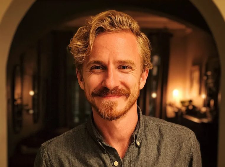 Mijn man maakte me belachelijk tijdens het diner omdat ik niet zo mooi was als zijn collega – Dus gaf ik hem een les.