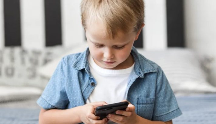Mijn zoon onthulde het schokkende geheim van mijn vrouw – ik rende naar huis om de waarheid onder ogen te zien, maar niets kon me voorbereiden op wat ik in onze slaapkamer aantrof.