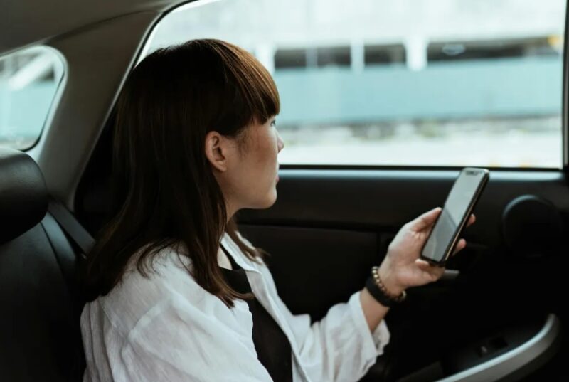 Vrouw vindt een tweede telefoon in de auto van haar man en vermoedt dat hij vreemdgaat – maar alles liep anders af