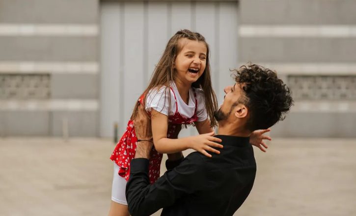 Mijn schoonmoeder viel ons appartement binnen en zei: "Je dochter uit je eerste huwelijk is hier niet welkom" – maar het antwoord van mijn moeder deed haar zwijgen.