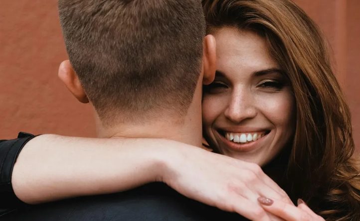 Toen Kayla haar baby achterliet, voedde ik hem vijftien jaar lang alleen op — totdat ze terugkeerde en hem meenam, en vijf jaar later opnieuw mijn deur klopte