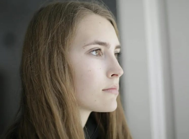 De verloofde van mijn ex-man kwam naar mijn huis om mij en mijn vier kinderen uit te zetten — dus vocht ik voor de toekomst van mijn kinderen.