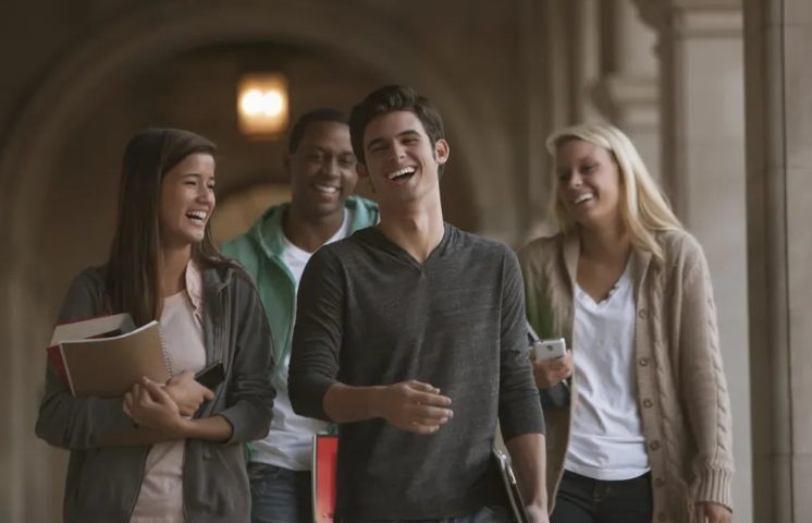De schoonouders lachen de schoonmaakster-moeder van de bruidegom uit, tot ze het podium opgaat om het pasgetrouwde stel te feliciteren.