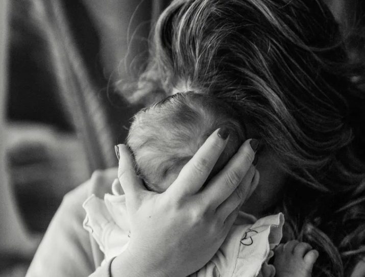 Mijn vrouw dwong mijn zwangere dochter om op een luchtmatras te slapen – Ik had geen idee dat ik het zou ontdekken.