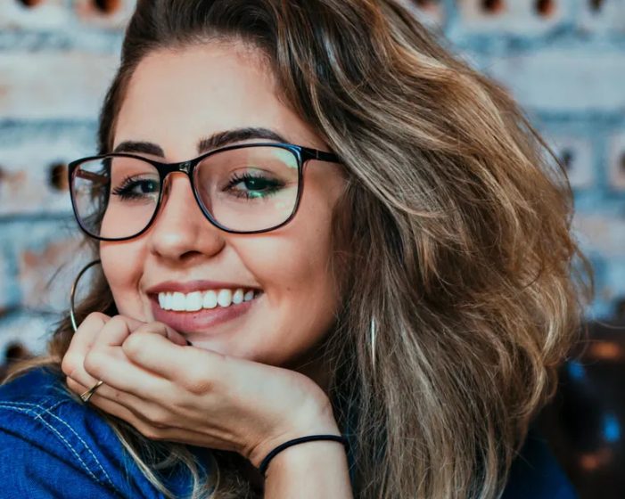Mijn schoonmoeder zei tegen mijn dochter dat de verjaardagstaart die ze had gemaakt walgelijk was – Dus ik liet haar haar woorden berouwen.