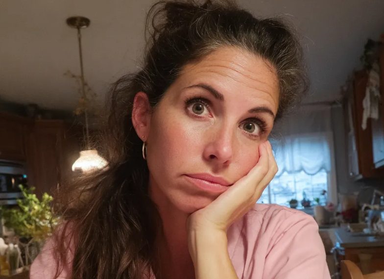 Mijn man maakte me belachelijk tijdens het diner omdat ik niet zo mooi was als zijn collega – Dus gaf ik hem een les.