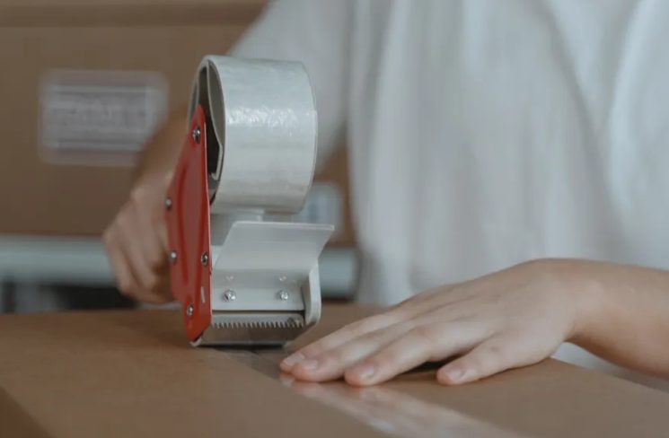 De man verliet zijn vrouw en dochter voor een jongere vrouw. Jaren later werd zijn dochter zijn baas.