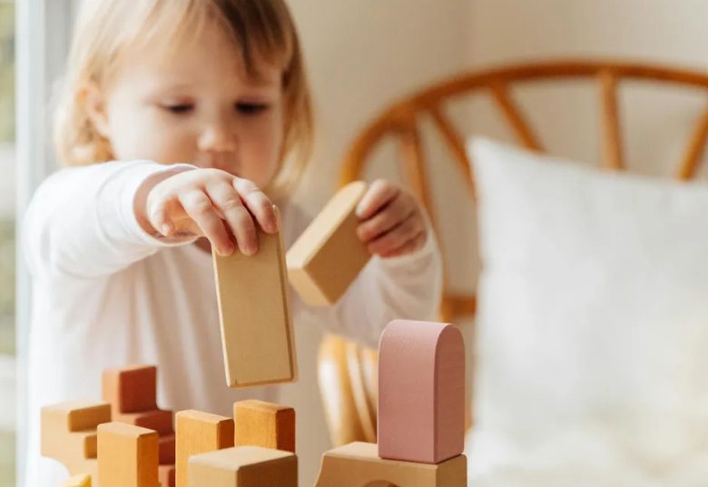 De verloofde van mijn ex-man kwam naar mijn huis om mij en mijn vier kinderen uit te zetten — dus vocht ik voor de toekomst van mijn kinderen.