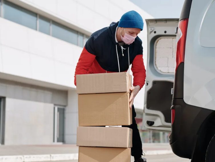 Een eenzame oudere ontvangt elke dag geschenken van een onbekende: het laatste was een nieuw huis – Verhaal van de dag