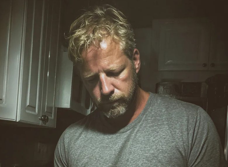 Mijn man maakte me belachelijk tijdens het diner omdat ik niet zo mooi was als zijn collega – Dus gaf ik hem een les.