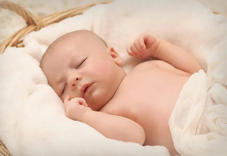 Ik vond een achtergelaten baby die huilde op een bankje – Toen ik ontdekte wie het was, stond mijn leven op zijn kop.