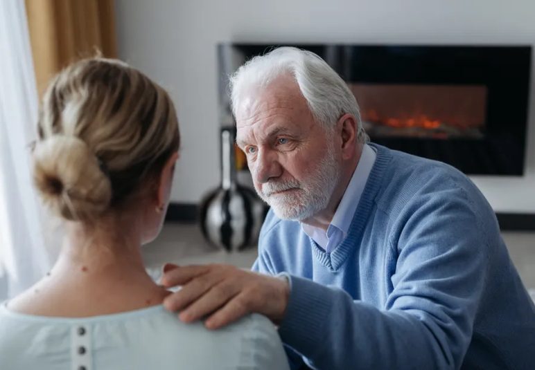 De man verliet zijn vrouw en dochter voor een jongere vrouw. Jaren later werd zijn dochter zijn baas.