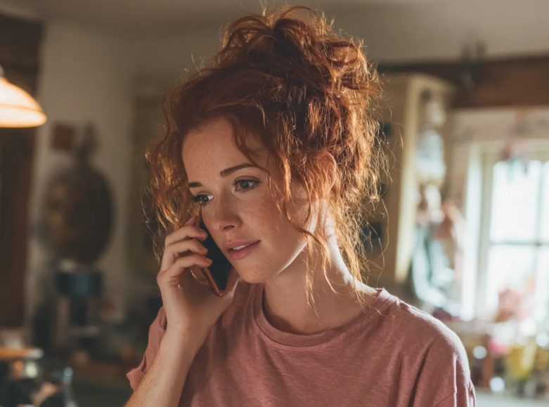 Ik kocht het huis van mijn overleden moeder zodat mijn zus het niet zou kunnen slopen — toen vond ik haar echte testament dat erin verborgen zat.