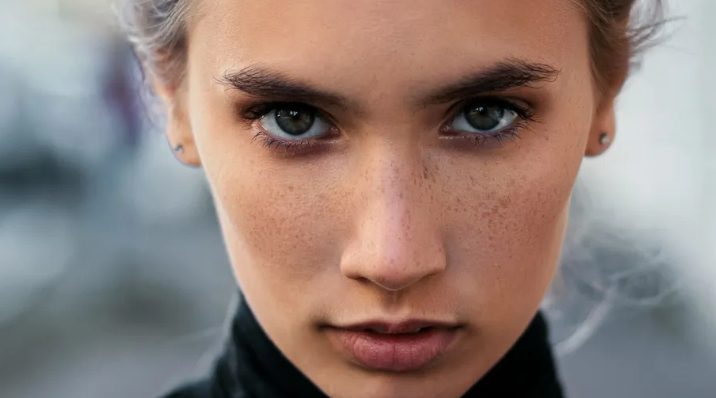 Toen Kayla haar baby achterliet, voedde ik hem vijftien jaar lang alleen op — totdat ze terugkeerde en hem meenam, en vijf jaar later opnieuw mijn deur klopte